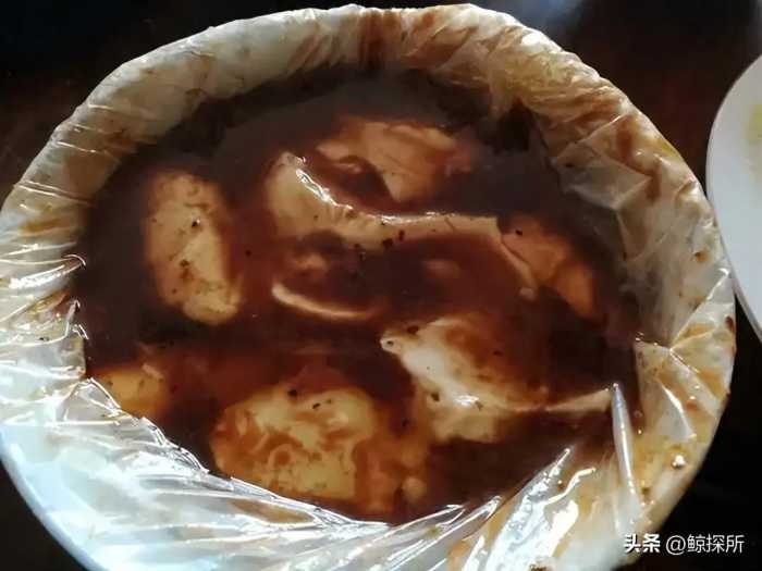 路边摊都往碗里套塑料袋，高温热汤直接倒在里面，不会有毒吗？
