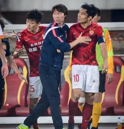 国足1：2负中国香港不稀奇，该好奇的是：那个领红牌的助教是谁？