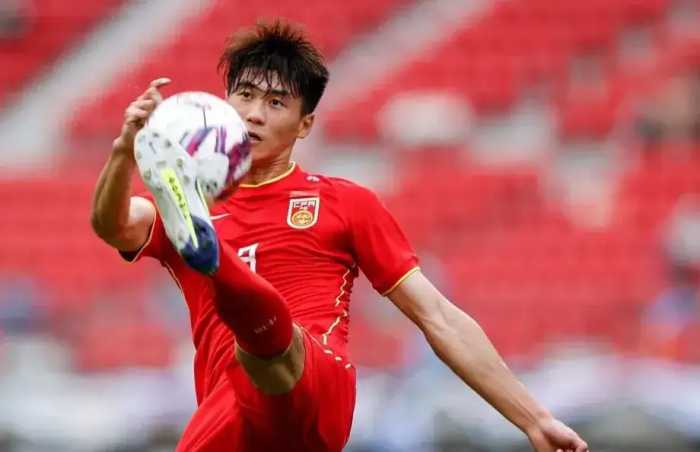 国足1：2负中国香港不稀奇，该好奇的是：那个领红牌的助教是谁？