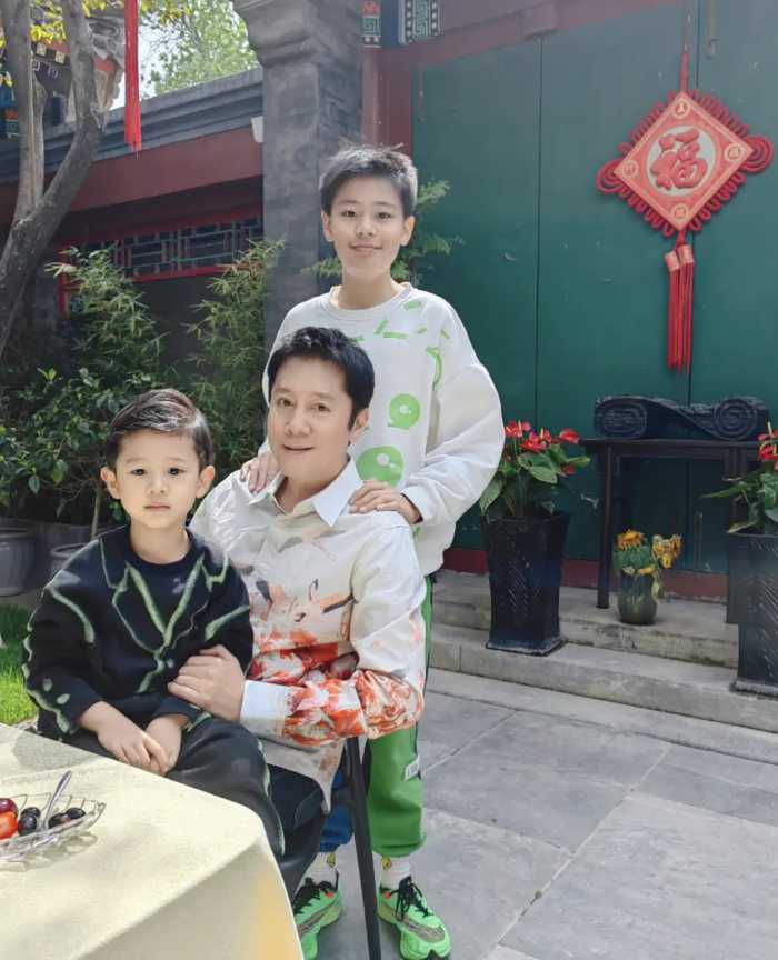 54岁蔡国庆晒出两个帅儿子，上“披哥”成最大笑点，老婆至今成谜