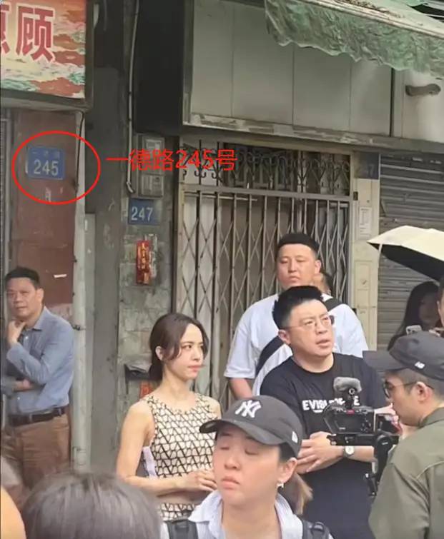 43岁蔡依林现身广州街头，打扮清凉像23岁，裤子穿2年，超接地气